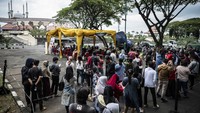 Bank Indonesia (BI) membuka layanan penukaran uang baru untuk periode Ramadan dan Idul Fitri 1446 Hijriah/2025 Masehi di seluruh wilayah Indonesia. Layanan ini juga bisa dilakukan secara online yang berlangsung selama tanggal 3 sampai 27 Maret 2025. ANTARA FOTO/Aprillio Akbar