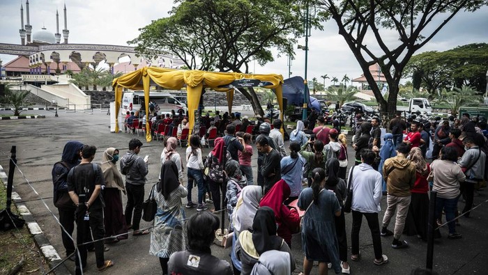 Warga antre untuk menukarkan uang rupiah baru melalui layanan mobil kas keliling Bank Indonesia (BI) di halaman Masjid Agung Jawa Tengah (MAJT), Semarang, Jawa Tengah, Jumat (7/3/2025). Kantor Perwakilan Bank Indonesia (KPwBI) se-wilayah Jawa Tengah menyiapkan uang layak edar (ULE) sebesar Rp20,2 triliun untuk memenuhi kebutuhan masyarakat dalam penukaran uang kartal saat Ramadhan 1446 Hijriah yang tersedia di 266 titik wilayah Jawa Tengah hingga 26 Maret 2025. ANTARA FOTO/Aprillio Akbar/tom.