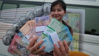 Sebagai informasi, kas keliling adalah layanan penukaran uang Rupiah kepada masyarakat yang dilakukan Bank Indonesia untuk memperoleh uang Rupiah baru yang layak edar dalam jumlah yang cukup dan pecahan yang sesuai. ANTARA FOTO/Andry Denisah