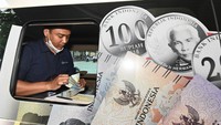 Petugas menghitung uang yang ditukarkan warga melalui mobil kas keliling di Denpasar, Bali, Senin (10/3/2025). ANTARA FOTO/Fikri Yusuf