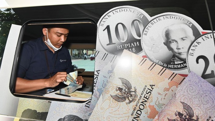 Berburu Uang Baru untuk Persiapan Lebaran Petugas menghitung uang yang ditukarkan warga melalui mobil kas keliling di Denpasar, Bali, Senin (10/3/2025). Kantor Perwakilan Bank Indonesia Provinsi Bali menyelenggarakan layanan kas keliling di berbagai titik strategis untuk membantu masyarakat dalam memenuhi kebutuhan uang baru pecahan kecil menjelang Lebaran 2025. ANTARA FOTO/Fikri Yusuf/YU