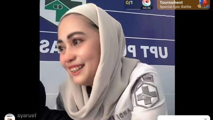 Oknum pegawai Puskesmas Timurung, Andi Rhya, kepergok melakukan siaran langsung atau live di Tiktok saat jam kerja