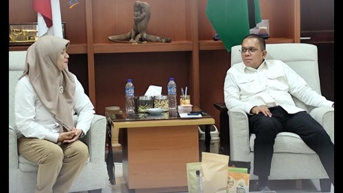 Kepala BP3MI NTT, Suratmi Hamida, saat melakukan audiens bersama Gubernur NTT, Melki Laka Lena, di kantor Gubernur NTT, Rabu (12/3/2025). (Dok. BP3MI NTT).