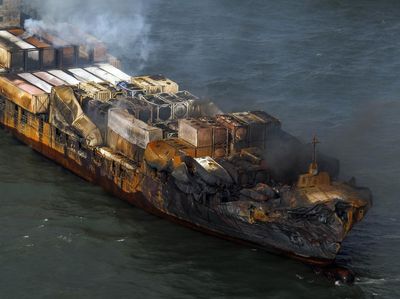 Penampakan 2 Kapal yang Tabrakan di Laut Inggris