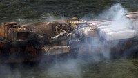 Crowley mengatakan tabrakan tersebut merusak tanker yang berisi bahan bakar jet A1 hingga memicu kebakaran. Bahan bakar dilaporkan berserakan ke laut. (Dan Kitwood/Pool Photo via AP)  