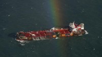 Menurut layanan informasi Lloyds List, tanker tersebut membawa sekitar 220.000 barel bahan bakar jet, sementara Solong membawa 15 kontainer natrium sianida. Namun belum diketahui apakah ada senyawa yang mudah terbakar yang bocor. (Dan Kitwood/Pool Photo via AP)  