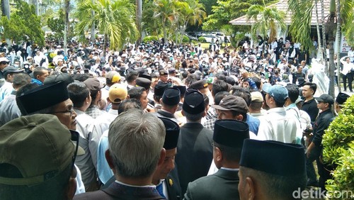 Bupati dan Wabup Bima, saat menemui CASN dan CPPPK yang menggelar demo saat Sertijab di kantor DPRD Kabupaten Bima, Rabu, (12/3/2025).