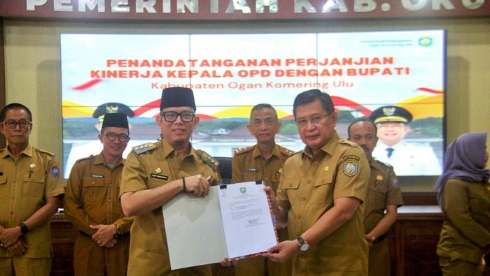Bupati OKU melakukan Penandatanganan Perjanjian Kinerja OPD untuk Peningkatan SAKIP 2025