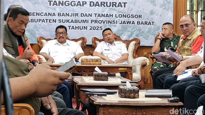 Bupati Sukabumi Asep Japar saat memimpin rapat.