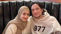 Sedangkan Cindy Fatikasari bekerja part time. Menurut putri sulung mereka, Tengku Syaira Anataya saat wawancara (31/7/2024) di Jalan Kapten P Tendean, Jakarta Selatan, Cindy disebut bekerja selama empat jam sehari, menyesuaikan dengan tanggung jawabnya sebagai ibu yang masih harus mengurus anak-anak di rumah. Foto: Instagram @cindyfatikasari18/ @tengku_firmansyah