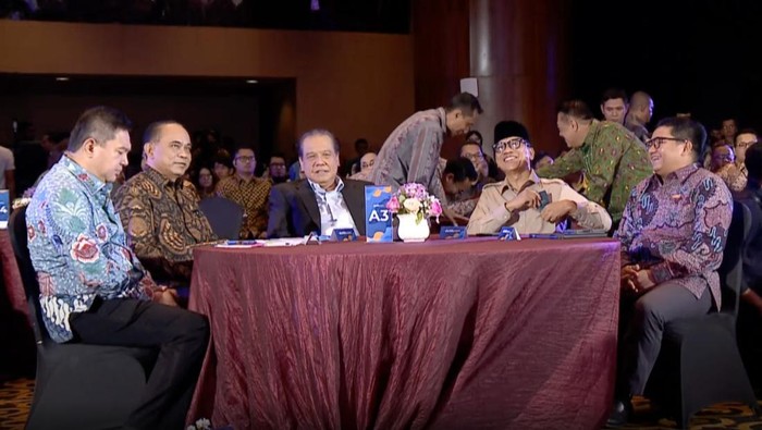 CT bersama Menkop Budi Arie dan Mendes Yandri tampak hadir di Menara Bank Mega (MBM) yang menjadi lokasi gelaran acara. (20detik)