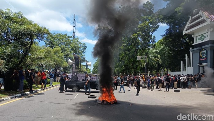 Demo driver ojol di depan kantor Gubernur Sulsel.