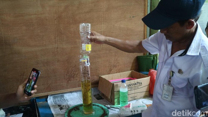 Dinas Perdagangan dan Perindustrian Kabupaten Pati saat sidak Minyakita di Pasar Rogowongso, Rabu (12/3/2025).