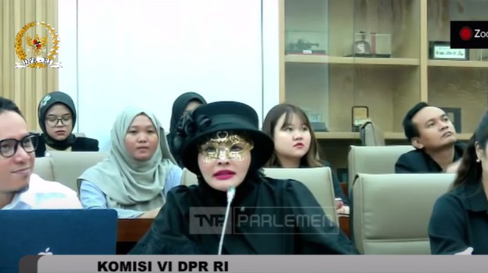dr Amira Farahnaz atau dokter detektif (doktif) di Komisi VI DPR, kompleks parlemen, Senayan, Jakarta, Rabu (12/3/2025).