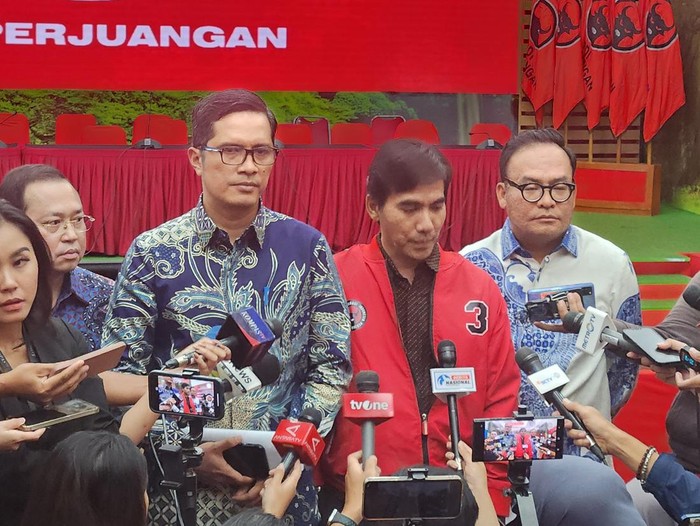 Febri Diansyah (batik biru)-(Adrial/detikcom)