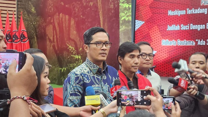 Febri Diansyah (batik biru)-(Adrial/detikcom)