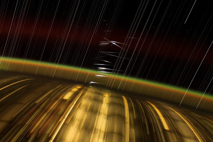 Foto dari ISS menunjukkan cahaya udara di atmosfer atas, jejak bintang, tetapi juga cahaya yang menyambar satelit Starlink, yang dengan cepat memenuhi orbit Bumi rendah.