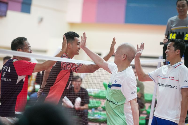 Fun Match Badminton - Jet Lee & Taufik Hidayat