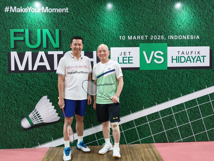Fun Match Badminton - Jet Lee & Taufik Hidayat