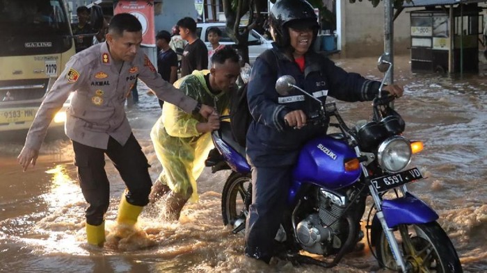 Genangan air di Jalan Raya Nasional Ciamis, Polisi atur lalu lintas.