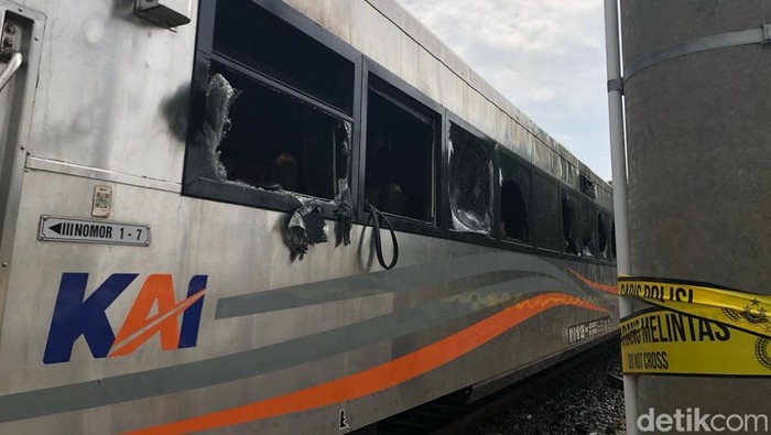 Kondisi gerbong kereta api di Stasiun Tugu yang terbakar, Rabu (12/3/2025).