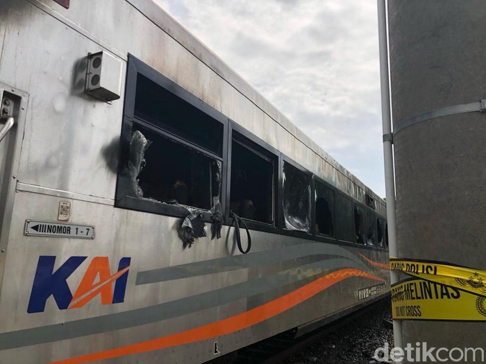 Kondisi gerbong kereta api di Stasiun Tugu yang terbakar, Rabu (12/3/2025).