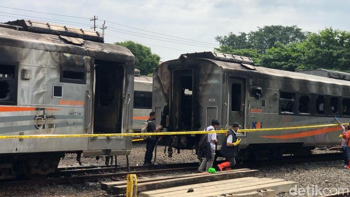 Kondisi gerbong kereta api di Stasiun Tugu yang terbakar, Rabu (12/3/2025).