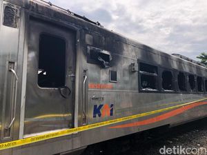 Penampakan 3 Gerbong Kereta yang Terbakar di Stasiun Tugu Jogja