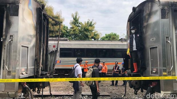 Kondisi gerbong kereta api di Stasiun Tugu yang terbakar, Rabu (12/3/2025).