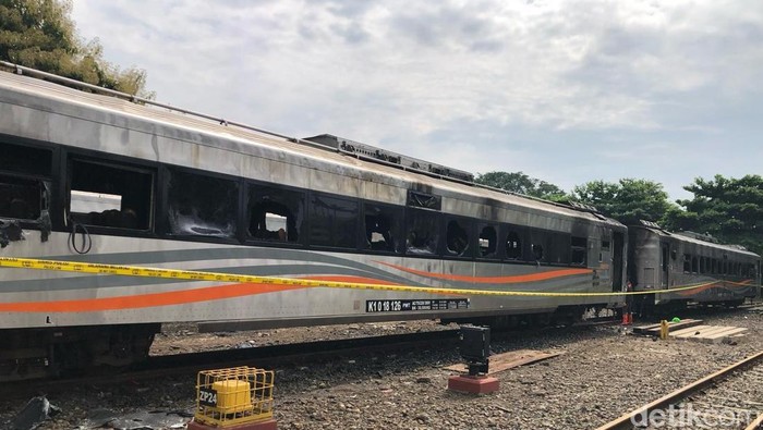 Kondisi gerbong kereta api di Stasiun Tugu yang terbakar, Rabu (12/3/2025).