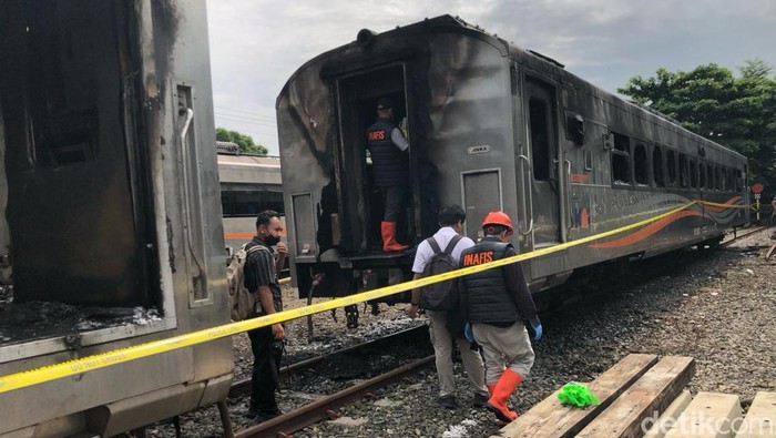 Kondisi gerbong kereta api di Stasiun Tugu yang terbakar, Rabu (12/3/2025).