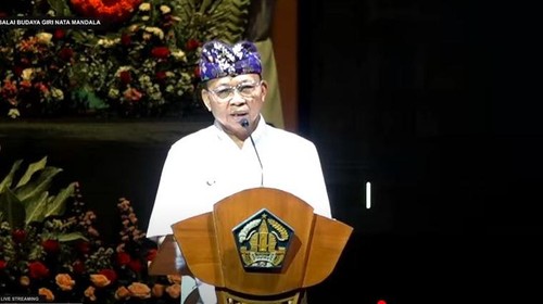 Gubernur Bali Wayan Koster dalam Rapat Koordinasi Pemerintahan Daerah Provinsi, Kota, dan Kabupaten se-Bali di Puspem Badung, Rabu (12/3/2025). (Foto: Tangkapan Layar Youtube Pemprov Bali)