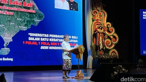 Gubernur Bali Wayan Koster saat memimpin rapat koordinasi dengan bupati/wali kota di Balai Budaya Giri Nata, Puspem Badung, Rabu (12/3/2025).