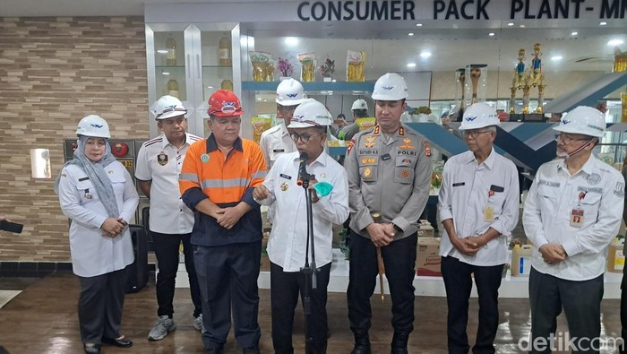 Gubernur Banten Andra Soni dan Kapolda Banten Irjen Suyudi Ario Seto mengecek tempat produksi Minyakita di Kabupaten Serang, Banten. (Arief/detikcom)