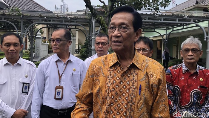 Gubernur DIY Sri Sultan Hamengku Buwono X di Kompleks Kepatihan Kota Jogja, Rabu (12/3/2025).