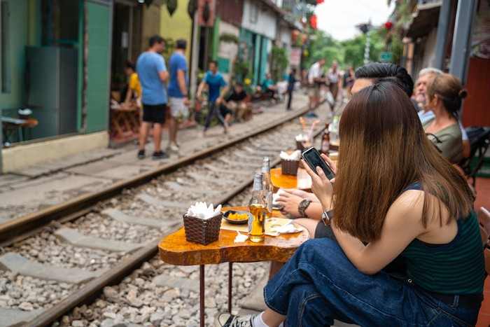 Hanoi Larang Wisata Ngopi di Tepi Rel Kereta Api Karena Berbahaya