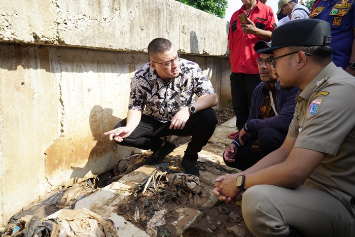 Anggota DPRD Khusus Jakarta, Fraksi PDI Perjuangan Hardiyanto Kenneth Menemukan Banyak Kebocoran Di Sheet Pile Bantaran Kali Pesanggrahan.