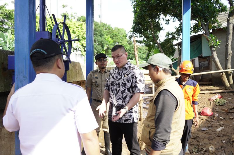 Anggota DPRD Khusus Jakarta, Fraksi PDI Perjuangan Hardiyanto Kenneth Menemukan Banyak Kebocoran Di Sheet Pile Bantaran Kali Pesanggrahan.