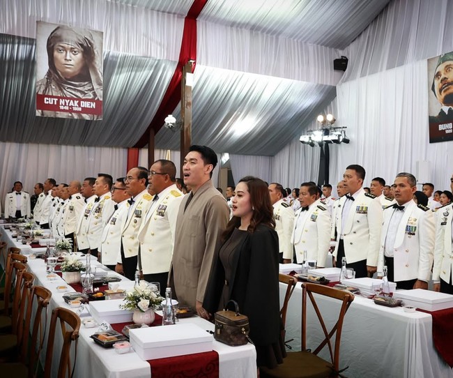 Ifan Seventeen belakangan kembali jadi perbincangan karena dikabarkan dipilih menjadi Dirut PT Produksi Film Negara (PFN). Dalam salah satu unggahan terbarunya terlihat Ifan yang tengah menghadiri sebuah acara penting bersama istrinya, Citra Monica. Tampil mesra, keduanya juga tampak bergandengan tangan. Foto: Instagram/@ifanseventeen