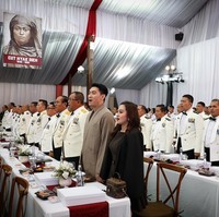 Ifan Seventeen belakangan kembali jadi perbincangan karena dikabarkan dipilih menjadi Dirut PT Produksi Film Negara (PFN). Dalam salah satu unggahan terbarunya terlihat Ifan yang tengah menghadiri sebuah acara penting bersama istrinya, Citra Monica. Tampil mesra, keduanya juga tampak bergandengan tangan. Foto: Instagram/@ifanseventeen