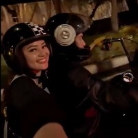 Melalui akun Instagram pribadinya Ifan memang kerap terlihat memamerkan keberssamaannya dengan sang istri. Keduanya selalu terlihat kompak, bahkan saat sedang motoran bersama. Foto: Instagram/@ifanseventeen