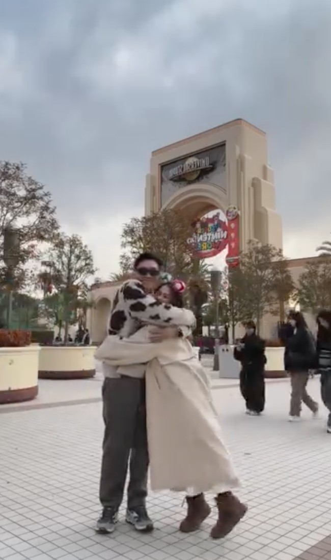 Kerap travelling berdua, Irfan dan Citra juga membuat konten-konten mesra liburan mereka. Tak hanya konten mesra, unggahan tersebut juga dilengkapi dengan keterangan yang tak kalah romantis. Alhamdulillah kali ini ga disuruh tepok tangan lagi ya love you @citra_monica, tulis Ifan dalam salah satu unggahannya. Foto: Instagram/@ifanseventeen