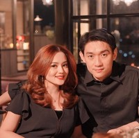 Meski sudah resmi menjadi pasangan suami-istri, namun keduanya masih sering nge-date bareng layaknya orang pacaran. Seperti saat momen perayaan Valentine, Ifan dan Citra tampak makan malam romantis berdua. Foto: Instagram/@ifanseventeen