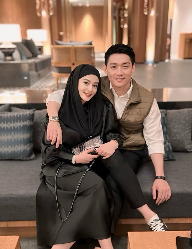 7 Foto Mesra Ifan Seventeen Bareng Istri, Kini Dipilih Jadi Dirut PFN