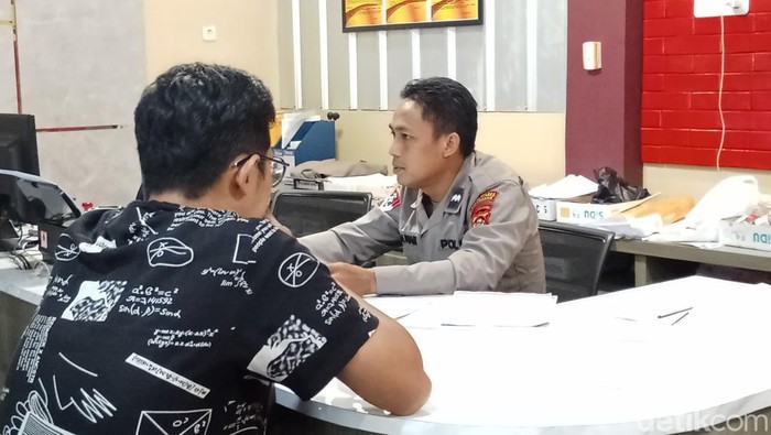 Ilham Habibi lapor polisi usai APAR impor milik perusahaan tempatnya bekerja raib.