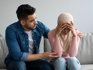 Suami Diam-diam Memberi Uang Orang Tua Tanpa Istri Tahu, Bolehkah?
