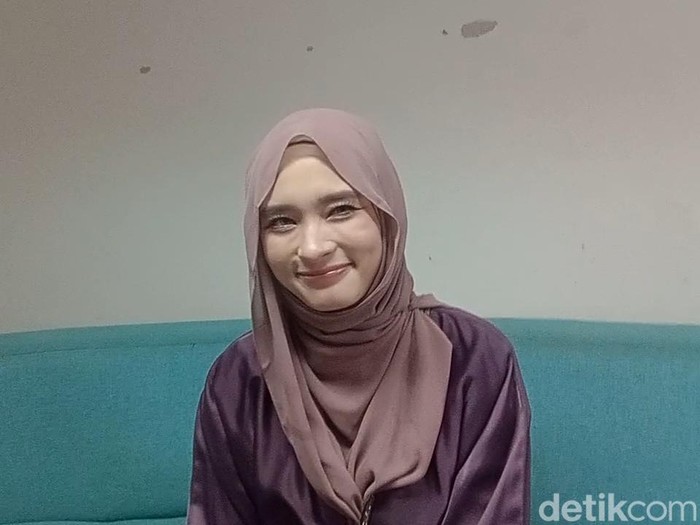 Inara Rusli di studio Trans TV.