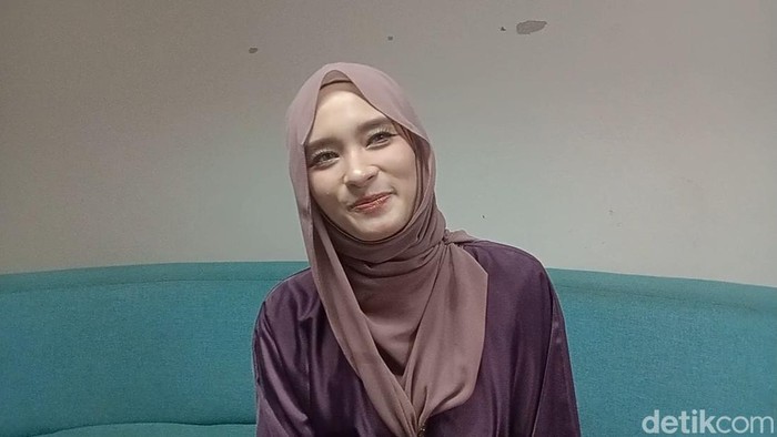 Inara Rusli di studio Trans TV.