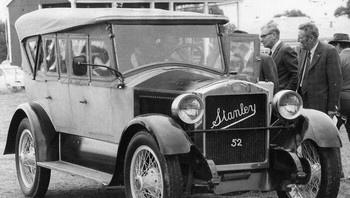 Fransiskus Edgar Stanley, penemu mobil Stanley Steamer, meninggal dunia setelah mengalami kecelakaan mobil saat mengendarai mobilnya saat berupaya menghindari kereta pertanian. Foto: Boredpanda