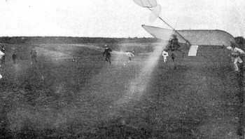 Pada tanggal 13 September 1913, Aurel Vlaicu menabrakkan pesawat A. Vlaicu Nr. II miliknya di dekat Campina saat mencoba menjadi orang pertama yang terbang melintasi Pegunungan Carpathian. Ia sedang dalam perjalanan menuju perayaan ASTRA di Oraștie. Penyebab kecelakaan masih belum pasti, tetapi diyakini bahwa pesawat itu mogok saat mendarat dengan mesin mati, praktik umum Foto: Boredpanda